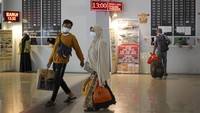 Seperti diketahui, pemerintah Indonesia membolehkan masyarakat untuk mudik pada lebaran tahun ini. Meski begitu, ada sejumlah syarat dan ketentuan yang harus diperhatian warga yang hendak mudik lebaran. Beberapa di antaranya yakni disiplin menjalankan protokol kesehatan serta mendapatkan vaksin hingga dosis ketiga (booster). ANTARA FOTO/Teguh Prihatna.