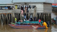 Pemudik menaiki tangga setibanya di dermaga Pelabuhan Kuatik Kuala Tungkal, Tanjungjabung Barat, Jambi, Minggu (17/4/2022). ANTARA FOTO/Wahdi Septiawan.
