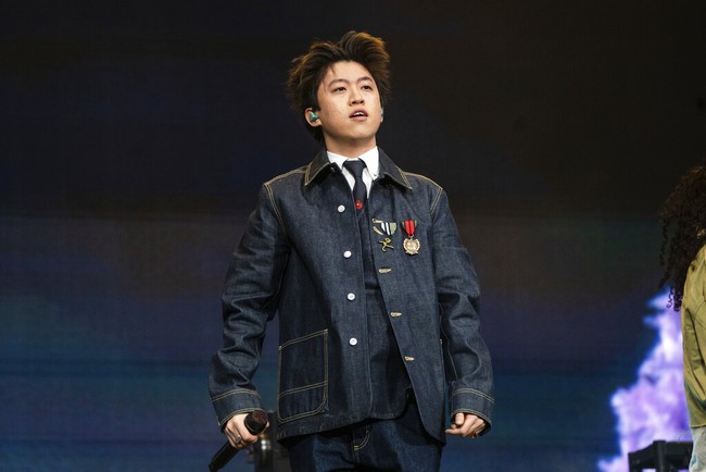 Busana berbahan denim dari Kenzo kembali menemani gaya Rich Brian untuk penampilan berikutnya. Kali ini dalam tampilan yang lebih preppy.  (Foto: Amy Harris/Invision/AP)