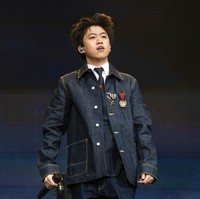 Busana berbahan denim dari Kenzo kembali menemani gaya Rich Brian untuk penampilan berikutnya. Kali ini dalam tampilan yang lebih preppy.  (Foto: Amy Harris/Invision/AP)
