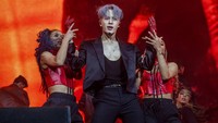 Membawakan lagu-lagu hits miliknya, Jackson Wang tampil ditemani para dancer. . (Foto: Amy Harris/Invision/AP/Amy Harris) 