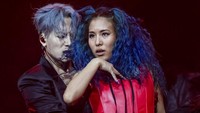 Potret Jackson Wang saat tengah berdansa dengan seorang penari. . (Foto: Amy Harris/Invision/AP/Amy Harris) 
