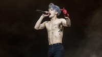 Aksi Jackson Wang ini tentu langsung membuat penonton Coachella terbius nyaris tak bisa bernapas! . (Foto: Amy Harris/Invision/AP/Amy Harris) 