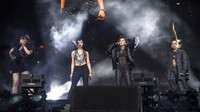 2NE1 tampil kompak mengenakan busana serba silver dan hitam. Masing-masing kembali dengan gaya ikonik mereka termasuk Park Bom yang pretty seperti Barbie. (Foto: Amy Harris/Invision/AP/Amy Harris)