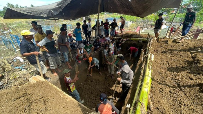 7 jenazah korban kebarakan di Samarinda, Kaltim dikuburkan dalam satu liang lahat di Kabupaten Wajo, Sulsel.