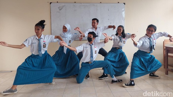 Abing sedng menari bersama muridnya