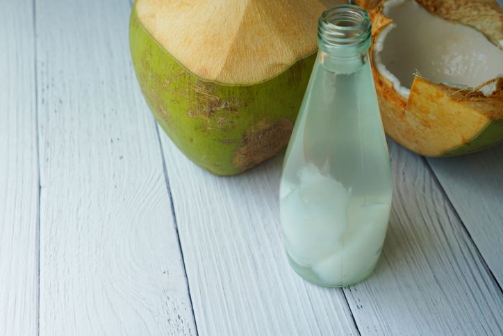 Manfaat air kelapa muda yang sering dikonsumsi saat buka puasa.