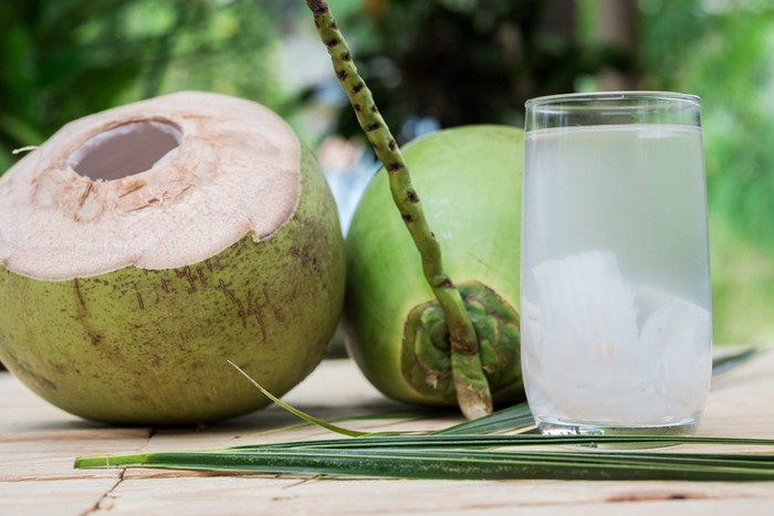 Air kelapa muda Manfaat air kelapa muda yang sering dikonsumsi saat buka puasa.