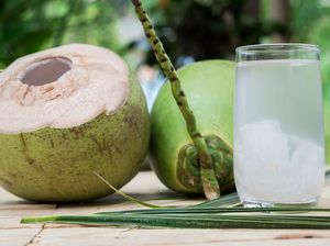 Apakah Air Kelapa Bisa Menyembuhkan Asam Lambung? Ini Kata Dokter