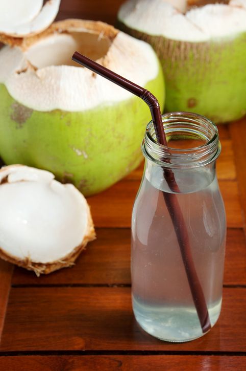 Manfaat air kelapa muda yang sering dikonsumsi saat buka puasa.