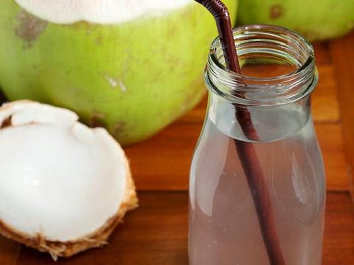Manfaat air kelapa muda yang sering dikonsumsi saat buka puasa.