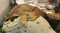 Sesaat masuk ke dalam rumah, tangisnya semakin tumpah saat melihat ibundanya sudah ditutup kain kafan. Beberapa kali Desy mengucap takbir dan membaca doa birrul walidain. 