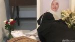 Air Mata dan Tangis Desy Ratnasari di Rumah Duka