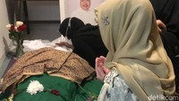 Rencananya almarhum akan dikebumikan di TPU Ciandam, Kota Sukabumi.