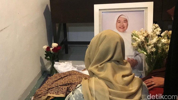 Air Mata dan Tangis Desy Ratnasari di Rumah Duka