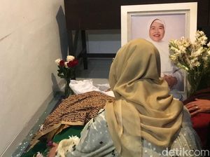 Air Mata dan Tangis Desy Ratnasari di Rumah Duka