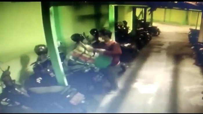 Aksi maling helm terekam kamera CCTV di RSUD Blora, Minggu (17/4/2022).