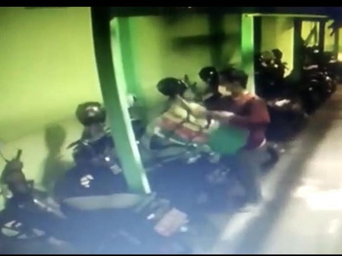 Aksi maling helm terekam kamera CCTV di RSUD Blora, Minggu (17/4/2022).