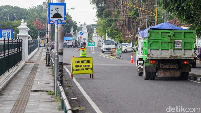 Alun-alun Utara Yogyakarta Direvitalisasi Alun-alun Yogyakarta tengah direvitalisasi. Tanah yang ada di Alun-alun Utara diganti dengan material pasir.