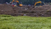 Revitalisasi ini merupakan upaya memperbaiki kondisi tanah di Alun-alun Utara.