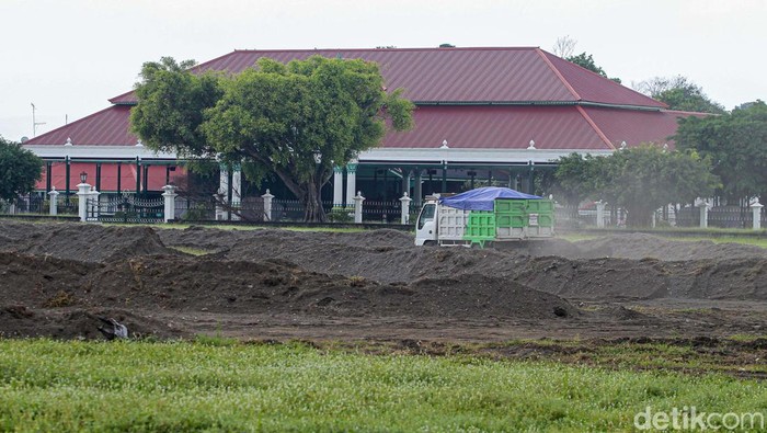 Alun-alun Yogyakarta tengah direvitalisasi. Tanah yang ada di Alun-alun Utara diganti dengan material pasir.