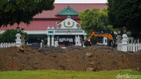 Tepas Panitikismo Keraton Ngayogyakarta Hadiningrat Jogjakarta tengah melakukan pemuliaan Alun-alun Utara berupa penggantian pasir di kawasan tersebut.