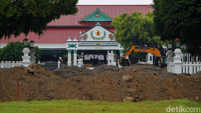 Alun-alun Utara Yogyakarta Direvitalisasi Alun-alun Yogyakarta tengah direvitalisasi. Tanah yang ada di Alun-alun Utara diganti dengan material pasir.