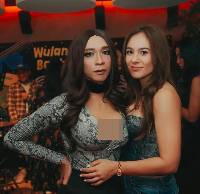 Mengenakan pakaian wanita sudah sering dilakukan Amin terlebih ketika datang ke acara-acara spesial. Seperti saat hadir di acara ulang tahun sahabatnya Wulan Guritno, Aming tampak begitu feminin. Foto: dok. Instagram/@amingisback