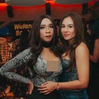 Mengenakan pakaian wanita sudah sering dilakukan Amin terlebih ketika datang ke acara-acara spesial. Seperti saat hadir di acara ulang tahun sahabatnya Wulan Guritno, Aming tampak begitu feminin. Foto: dok. Instagram/@amingisback