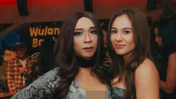 8 Foto Penampilan Mengejutkan Aming di Ultah Wulan Guritno, Dadanya Berisi