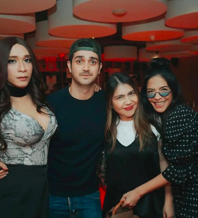 Penampilannya tersebut tentu membuat netizen bertanya-tanya apakah Aming telah melakukan implan payudara karena area tersebut terlihat begitu menonjol. Itu bukan asli kan? tanya netizen. Warganet lain kemudian merespon: karet itu bukan asli cuma aksesoris aja. Foto: dok. Instagram/@amingisback