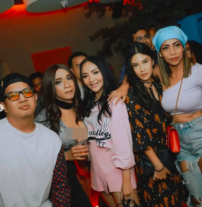 Ada yang menghujat, namun ada juga yang memberikan komentar kocak. Gila ya @therealdisastr kalah sama lo sumpah , canda netizen. Foto: dok. Instagram/@amingisback