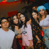 Ada yang menghujat, namun ada juga yang memberikan komentar kocak. Gila ya @therealdisastr kalah sama lo sumpah , canda netizen. Foto: dok. Instagram/@amingisback