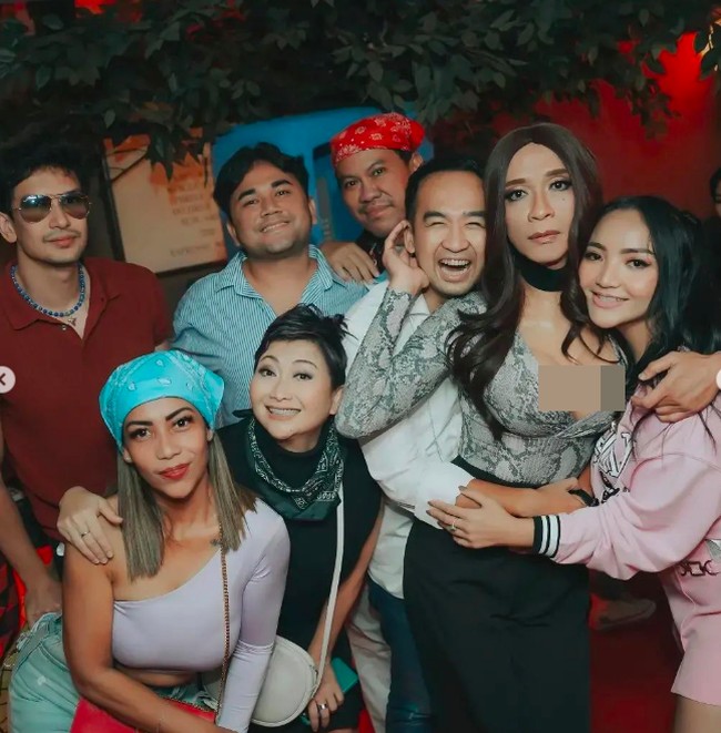 Bukan Aming jika tidak mengenakan rambut panjang jika datang ke sebuah acara. Dia tampil mengenakan wig dengan panjang sedada. Foto: dok. Instagram/@amingisback