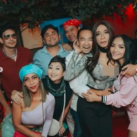 Bukan Aming jika tidak mengenakan rambut panjang jika datang ke sebuah acara. Dia tampil mengenakan wig dengan panjang sedada. Foto: dok. Instagram/@amingisback