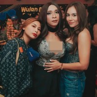 Di setiap fotonya pun Aming melempar pose fierce yang tidak banyak senyum layaknya supermodel.Foto: dok. Instagram/@amingisback