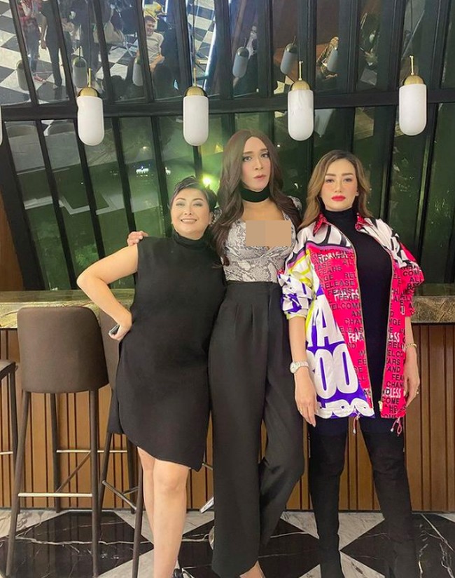 Dalam pesta ulang tahun Wulan Guritno yang bertema 90-an itu juga dimeriahkan oleh Reza Artamevia. Dipandu pula dengan MC Indy Barends. Foto: dok. Instagram/@amingisback