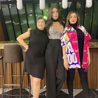 Dalam pesta ulang tahun Wulan Guritno yang bertema 90-an itu juga dimeriahkan oleh Reza Artamevia. Dipandu pula dengan MC Indy Barends. Foto: dok. Instagram/@amingisback