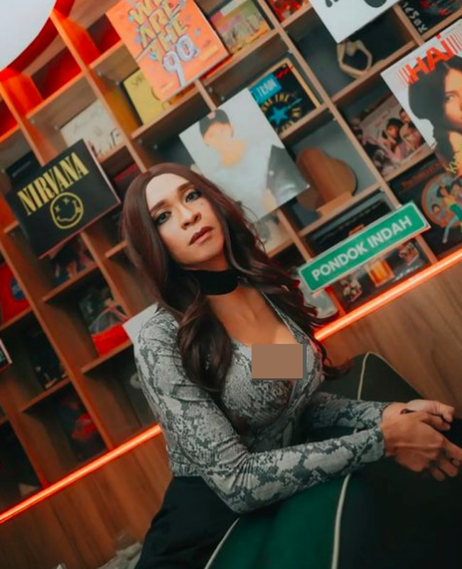 Seperti inilah penampilan Amin yang mencuri perhatian. Dia mengenakan baju ketat dengan motif ular, dan tampak bagian dadanya yang berisi. Foto: dok. Instagram/@amingisback