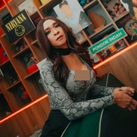 Seperti inilah penampilan Amin yang mencuri perhatian. Dia mengenakan baju ketat dengan motif ular, dan tampak bagian dadanya yang berisi. Foto: dok. Instagram/@amingisback