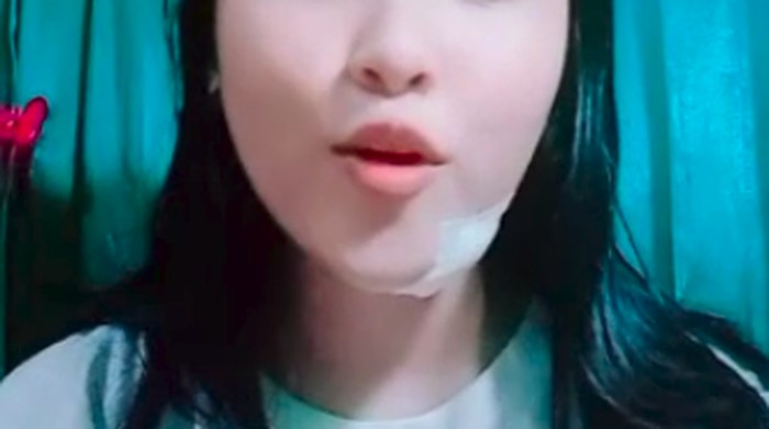 Anak M (17) memberikan klarifikasi bahwa dirinya tidak digorok dan hanya luka kecil. Tangkapan video viral yang diberikan oleh Kapolres Metro Jakarta Timur Kombes Sartono.