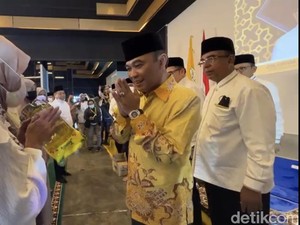 Anak Zainuddin MZ Bagikan Ribuan Sembako dan Bicara soal Sedekah