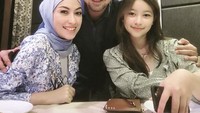 Annisa dan Sultan menikah sejak tahun 2007 lalu, keduanya tampak akrab menjalin hubungan dengan anak sambung mereka. Potret harmonisnya rumah tangga keduanya bisa dilihat dari unggahan Instagram keduanya.  Foto: Instagram Trihapsari