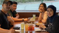 Makan siang bareng keluarga, dengan hidangan khas Jepang dan aneka daging panggang enak. Merupakan cara Annisa dan Sultan untuk tetap dekat dengan anak-anak mereka. Foto: Instagram Trihapsari