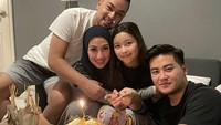 Tampil harmonis, keduanya sering merayakan ulang tahun bersama di rumah. Menuya juga meriah mulai dari sate ayam dan kambing, sampai cake tart cantik. Foto: Instagram Trihapsari