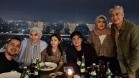 Makan malam dengan keluarga mantan suami, Annisa dan Sultan makan bersama di restoran rooftop dengan pemandangan kota yang indah. Foto: Instagram Trihapsari
