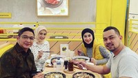 Penggemar sajian Jepang, Annisa dan Sultan ajak Pasha dan istri untuk menikmati sajian nasi khas Jepang yang disajikan di atas hotplate. Foto: Instagram Trihapsari