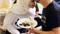 Bersyukur dengan kehadiran keduanya di hidup mereka. Momen romantis sambil makan bareng di acara syukuran jadi kenangan yang tak terlupakan. Foto: Instagram Trihapsari