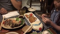 Benar-benar penggemar sajian khas Jepang sejati, Sultan dan Annisa bersama anak-anak santap ramen, nasi katsu hingga ocha ala Jepang yang enak. Foto: Instagram Trihapsari