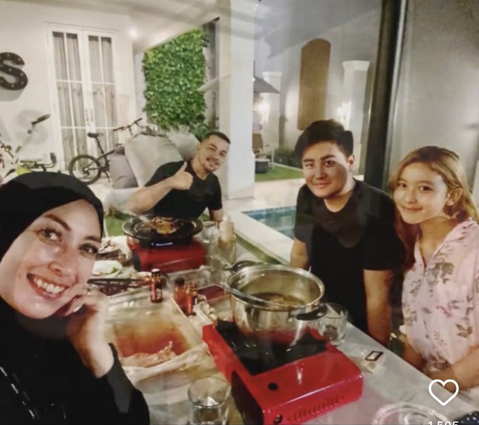 Annisa Trihapsari dan Sultan Djorghi Ternyata Penggemar Hidangan Jepang Annisa Trihapsari dan Sultan Djorghi Ternyata Penggemar Hidangan Jepang